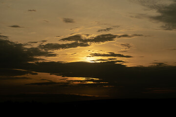 The evening scenery where the sun sets is natural And the background is out of focus