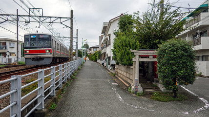 お稲荷さんと電車