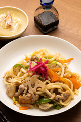 白い皿に盛られた焼きうどん