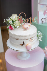 Pastel blanco y rosa