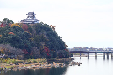 木曽川の崖上に建つ犬山城。織田信長の叔父、信康が築城。
