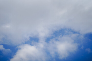 Obraz premium A stunning, clear view of clouds against a bright blue sky, showcasing the beauty and serenity of nature. Ideal for backgrounds or illustrating weather and climate.