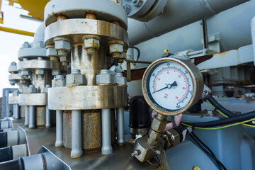 The pressure gauge paging from the pipe on the offshore wellhead does not show pressure.