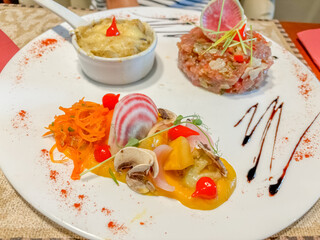 Tartare de thon, gratin et salades