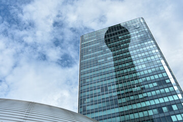 Obraz premium 澄んだ青空とビルに写るスカイツリー