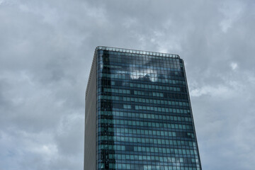 雲の多い空と高層ビル
