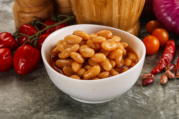 Canned beans in tomato sauce