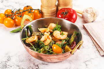 Gourmet salad with prawn and asparagus