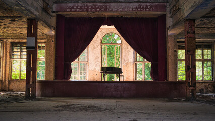 Grand piano set on stage - - Beatiful Decay - Abandoned - Verlassener Ort - Urbex / Urbexing -...