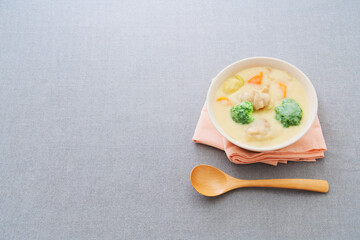 明るい部屋で暖かいシチューをどうぞ召し上がれ