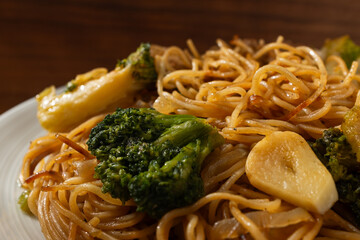 Stir-fried Hong Kong-style egg noodles with meat and vegetables