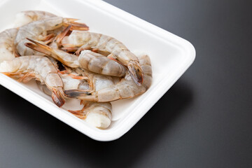 黒背景にバナメイエビ