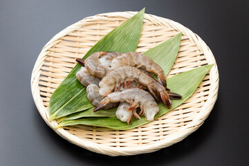 黒背景にバナメイエビ