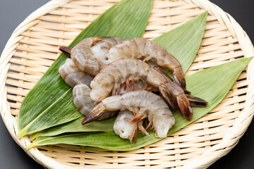 黒背景にバナメイエビ