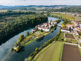 Luftbild von der ehemaligen Benediktinerabtei mit der Klosterkirche St. Maria und der Spitzkirche St. Magdalena auf der Rheininsel von Rheinau