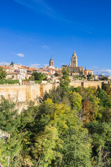 Obraz premium Autumn colors in front of the skyline of Segovia, Spain