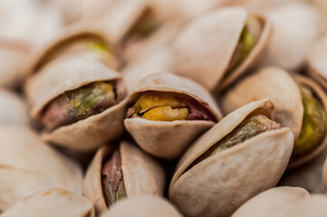 grüne Pistazienkerne geröstet