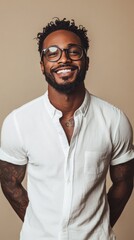 Obraz premium A man with a beard and glasses is smiling and wearing a white shirt