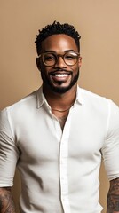 Obraz premium A man with a beard and glasses is smiling and wearing a white shirt