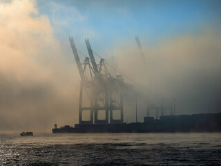 Containerbrücken im Nebel, Hamburger Hafen