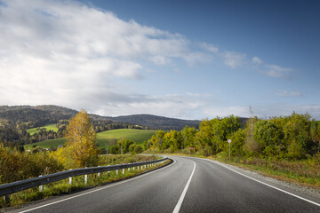 Obraz premium country road in a mountain landscape