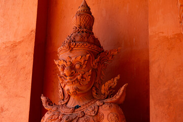 Demone buddista rosso terracotta thailandia