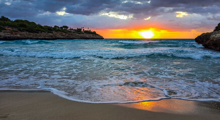 Traumhafter Sonnenaufgang Cala Romantica Mallorca Spanien mit schöner Wolkenstimmung	