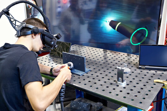 Welding machine simulator and worker