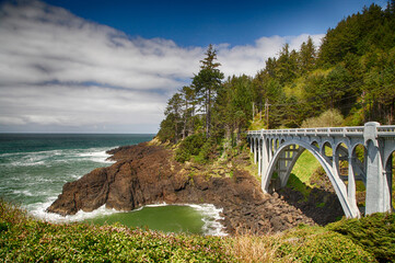 Famous and photogenic Ben Jones bridge on Highway 101 in Oregon Coast, passing right next to the Pacific Ocean