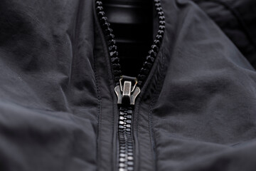 Detalle de una cremallera de una chaqueta negra  cerrada © Kuki LadrondeGuevara