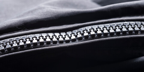 Detalle de una cremallera de una chaqueta negra  cerrada © KukiLadrondeGuevara