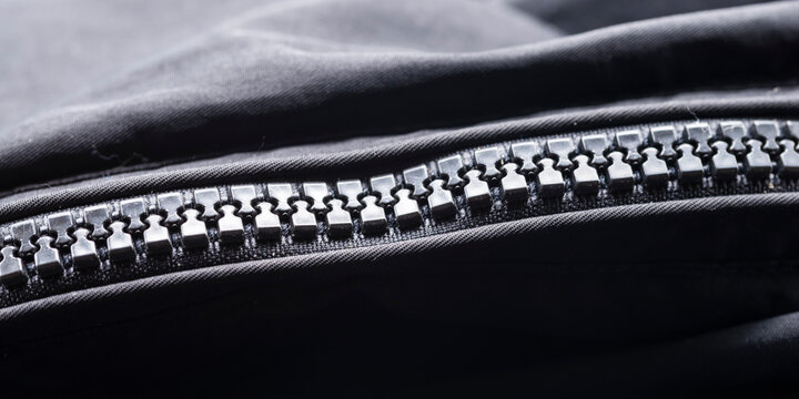 Detalle de una cremallera de una chaqueta negra  cerrada