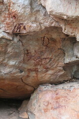 sítio arqueollógico com pinturas rupestres em alcinópolis, mato grosso 