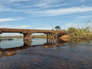 Naklejka premium carro em ponte de madeira na estrada parque pantanal no mato grosso dos ul 
