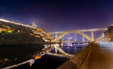 Obraz premium bridge over the river in the night