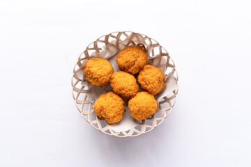 Crispy Chicken Balls in Wooden Basket