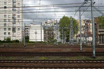 vue d'une voie ferrée dans le quatorzième arrondissement de la ville de Paris en France