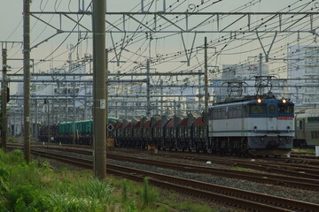 Obraz premium 東海道本線を走行するEF65-1060号機牽引の自衛隊機材輸送訓練列車_2008/6/30撮影