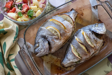 Bandeja con pescado al horno