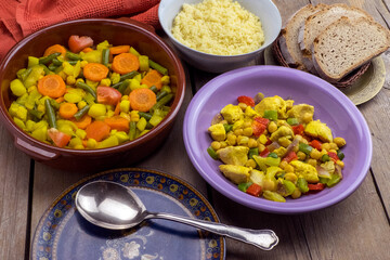 Verduras guisadas, pollo y cuscus