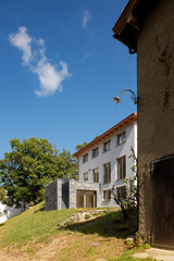 Detached house just renovated, with modern finishes. Back of the house with large private green garden.