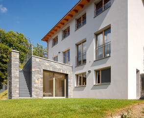 Detached house just renovated, with modern finishes. Back of the house with large private green garden. Nobody inside