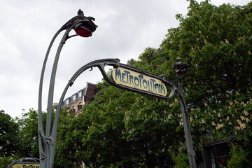une entrée de métro dans le centre de Paris en France en Europe