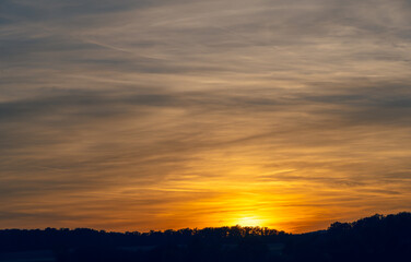 Abendliches Staunen über den schönen Sonnenhimmel am Waldrand
