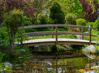 Kleine Holzbrücke in einer Gartenanlage