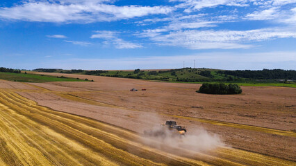 Obraz premium combines in the wheat field