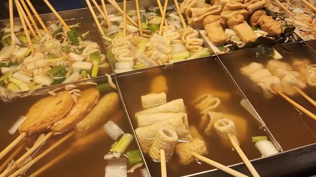 꼬치에 끼운 오뎅을 국물에 넣고 끓인 오뎅 요리 