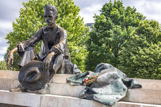 Attila J&oacute;zsef Statue, Budapest, Hungary