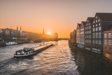 Sonnenaufgang an der Weser in Bremen