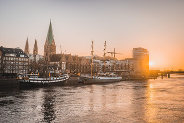 Sonnenaufgang an der Schlachte in Bremen